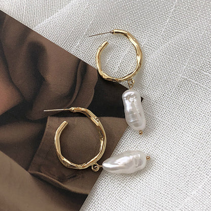 Simple pearl earrings